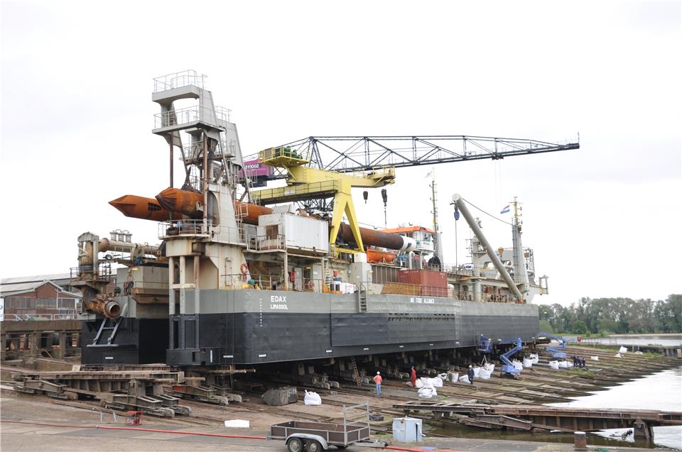 Поперечный эллинг используется для ремонта судов массой до 6 тысяч тонн. Покраска корпуса на землесосе Edax.