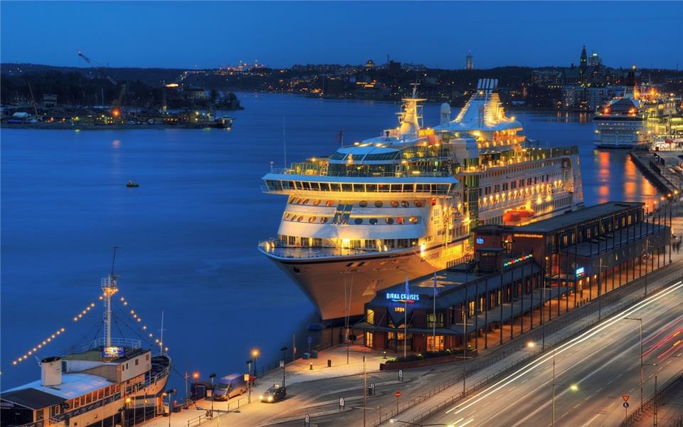 Океаский круизный лайнер Birma Paradise в порту Стокгольм