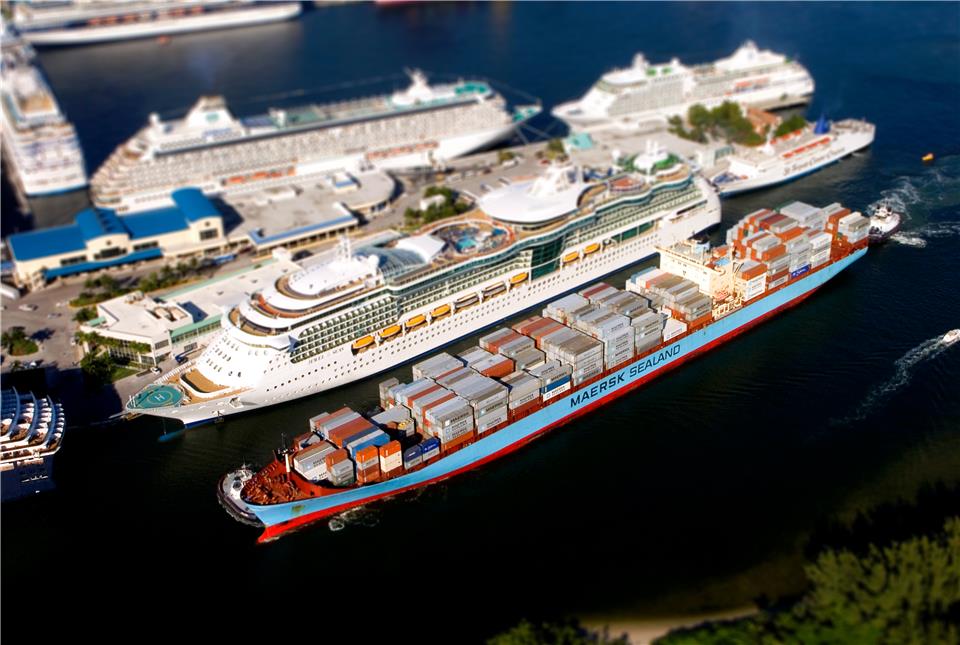 Морские пассажирские и грузовые суда в порту