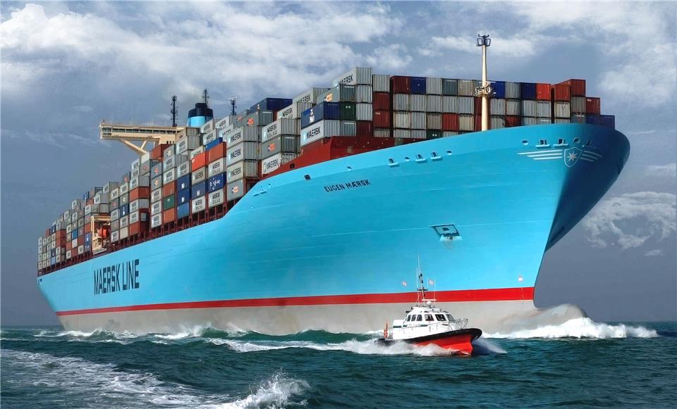 Контейнеровоз (container-ship) Eugen Maersk с лоцманом на борту идет в порт для выгрузки - погрузки