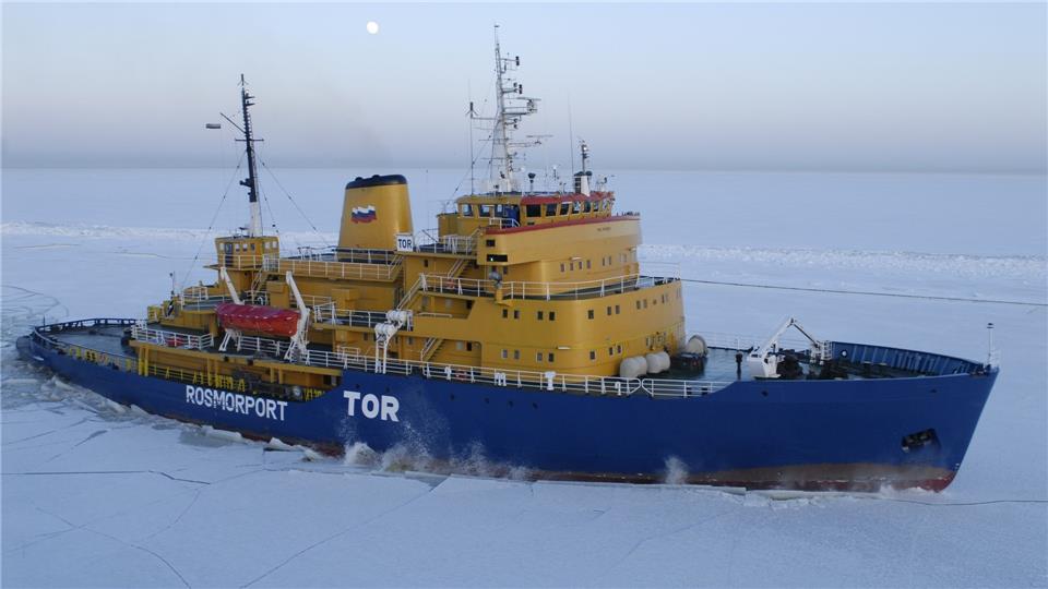 Ледокол ТОР прокладывает путь судам в акватории Финского залива в зимнюю навигацию