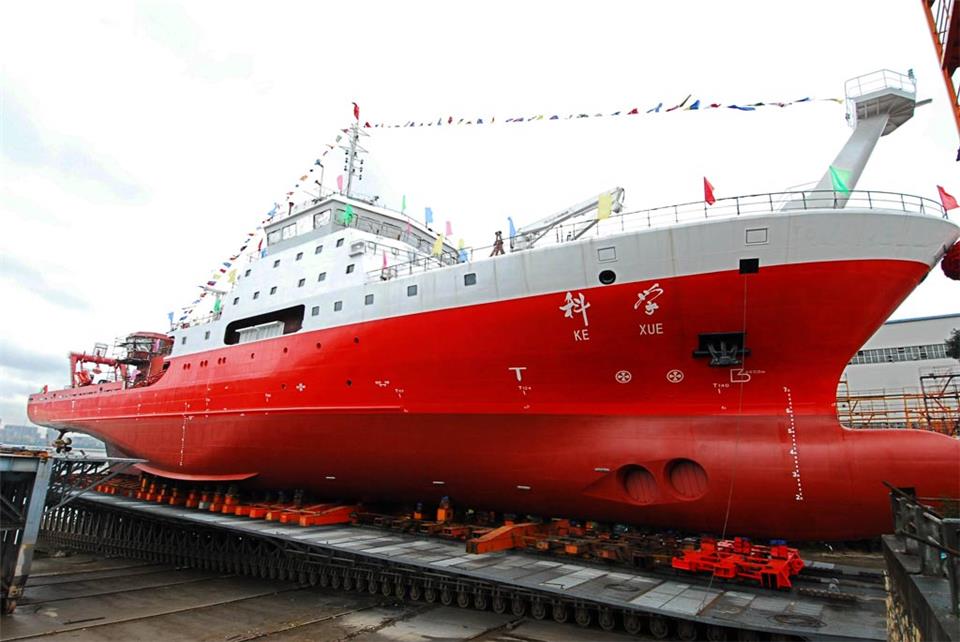 Продольный эллинг используется для ремонта судов массой до 10 тысяч тонн. Судно Kexue готово к спуску на воду.