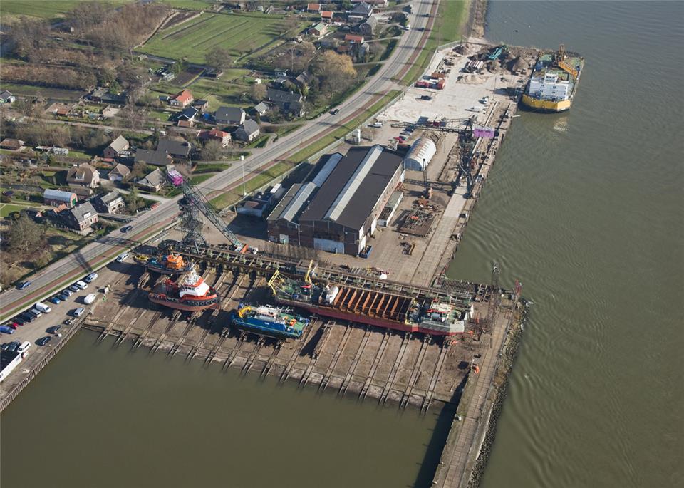 Эллинг на судоремонтном заводе Neptune (Голландия) предназначен для подъема по рельсовым путям ремонтируемых судов.