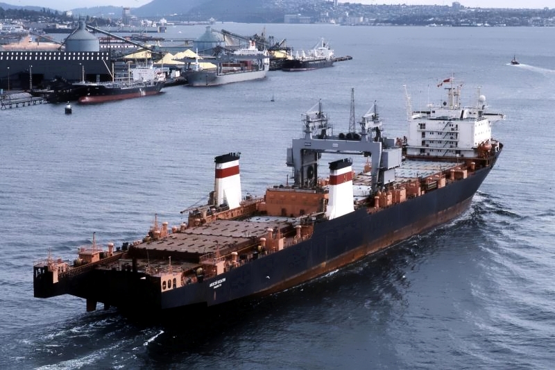 Лихтеровоз (lighter carrier) – специализированное судно для перевозки грузов в специальных баржах – лихтерах Алексей Косыгин