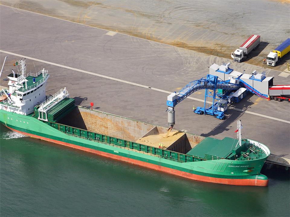 Зерновоз (grain carrier) для транспортировки зерна под погрузкой в порту