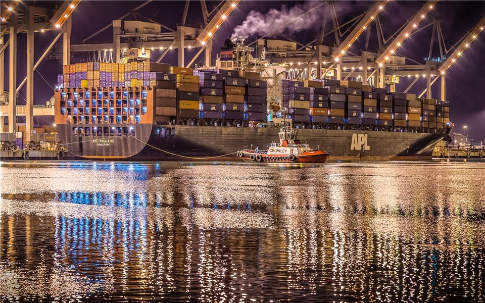 Супер контейнеровоз APL England швартуется с помощью буксира в порту Сингапур