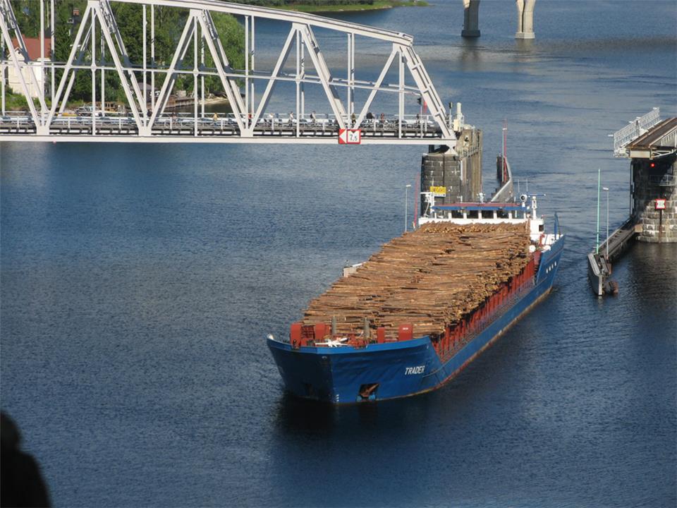 Лесовоз (wood cargo vessel) Trader в полном грузу следует каналом к порту назначения