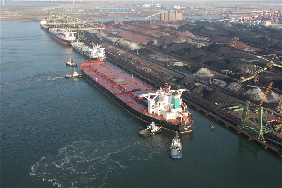 Рудовоз (ore carrier) Vale Italia, предназначеннный для перевозки навалом различных рудных материалов, швартуется в порту
