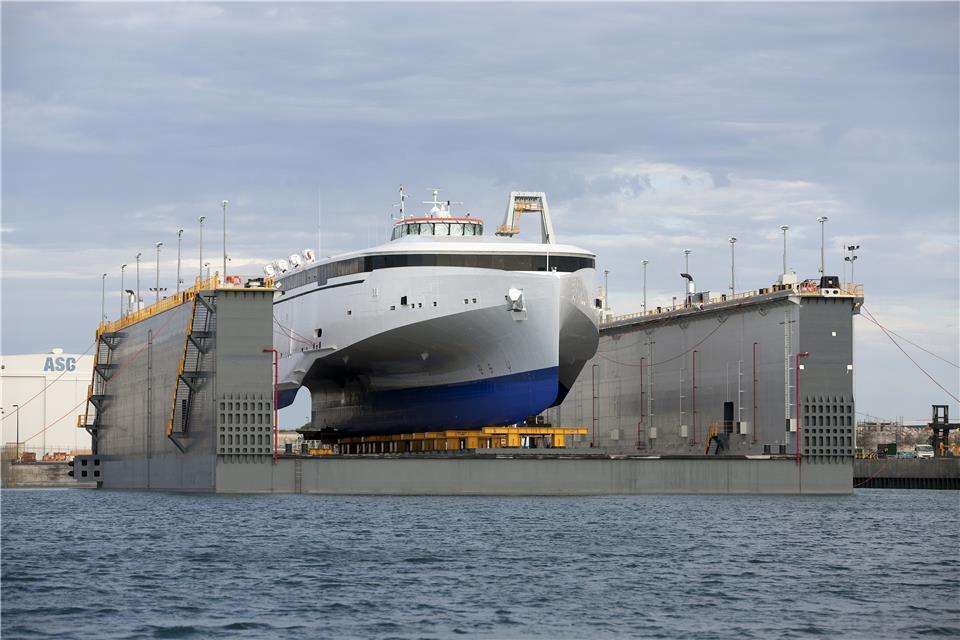 Стальной транспортный плавучий док на судоремонтном комплексе Australian Marine Complex (Австралия) оборудован дизельной установкой Cummins мощностью 2000 kVA для маневрирования и обеспечения бортового электропитания при отключенном береговом снабжении.