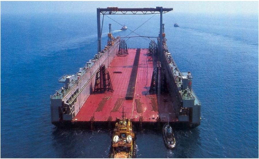 Монолитный самодокующийся док (длина 312 м) с вырезанной средней частью понтона (длина 184 м) для обслуживания и ремонта танкеров, лихтеровозов, ледоколов с дизельными и атомными энергетическими установками.