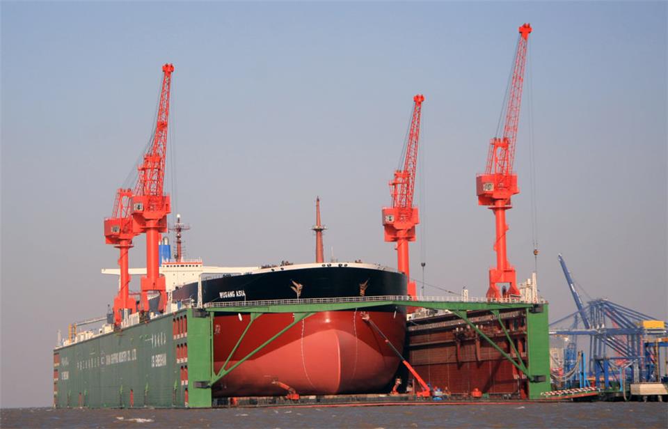 Самый большой стальной плавучий док в мире Zhonghai Emeishan (длина 410 м, ширина 82 м, осадка 28 м, грузоподъемность 85000 тонн, вес 42000 тонн, на изготовление ушло 38000 тонн стали, стоимость более 580 миллионов юаней) является самым технологичным, управляется дистанционно.