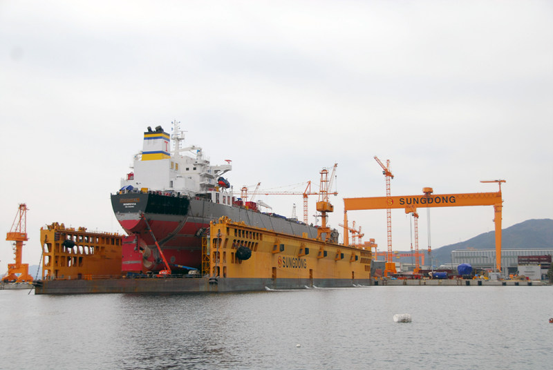 Передаточный плавучий док на судостроительной верфи SUNGDONG Shipbuilding & Marine Engineering (Южная Корея) служит для финишного спуска на воду крупнотоннажных судов (танкеров, балкеров, контейнеровозов) с горизонтального сухого стапеля.
