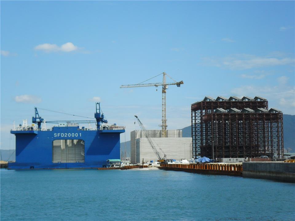 Грузовой плавучий док компании Samsung C&T для доставки по воде очень крупных, тяжелых готовых элементов строительных конструкций.