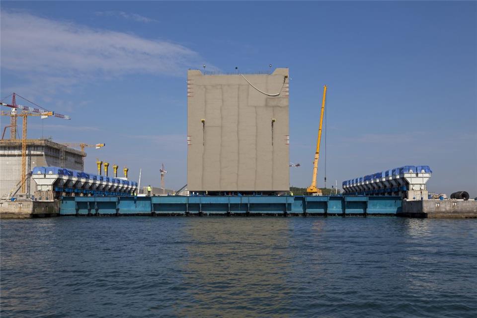 Вертикальный тросовый судоподъемник с электромеханическим приводом системы синхролифт в Венеции для поднятия из воды и обратного спуска бетонных кессонов и мощных железобетонных строительных конструкций.