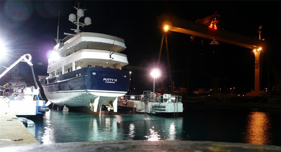 Вертикальный судоподъемник с гидравлическим приводом грузоподъемностью 2000 тонн на судоверфи La Ciotat Shipyard для подъема маломерных судов и прогулочных яхт.