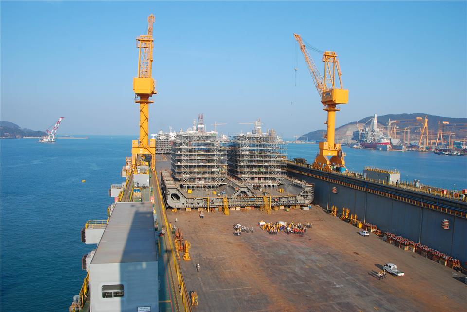 Закладка киля плавучего газохранилища PFLNG (Petronas Floating Liquefied Natural Gas) в гигантском плавучем доке размерности Q-Max на судоверфи Daewoo Shipbuilding & Marine Engineering (DSME) в Южной Корее.