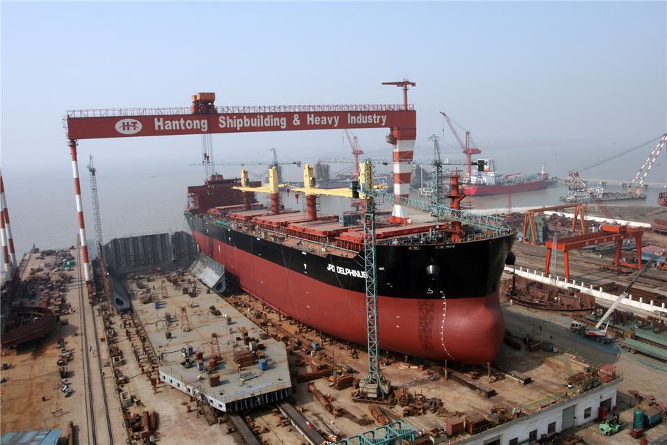 Завершение строительства крупнотоннажного балкера и одновременная закладка киля следующего судна на продольном, наклонном слипе судовой верфи Hantong Ship Heavy Industry (Китай). 