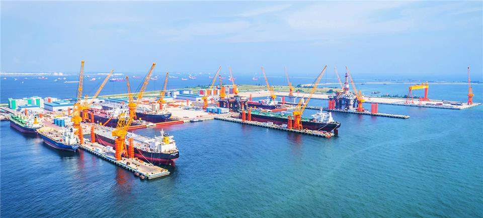 Новая судостроительная верфь Sembmarine Integrated Yard Tuas (Сингапур) оборудована 4 сухими доками для постройки судов типа VLCC суммарной  грузоподъемностью 1550000 тонн dwt. Самый большой сухой док имеет параметры  360м х 89м x (-8м), 500000 тонн dwt.