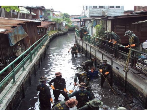 Узкие каналы Бангкока чистятся вручную