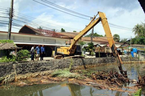 Расчистка экскаватором канала от упавших деревьев в Бангкоке