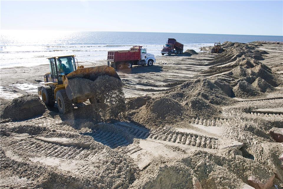 Завоз и укладка нового песка на пляжах Галвестона