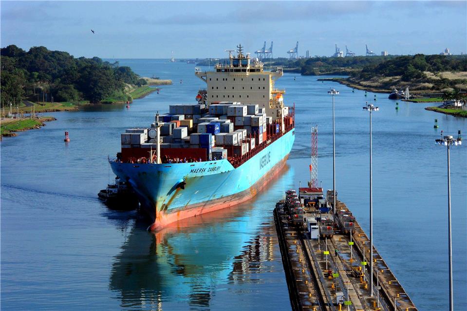 Контейнеровоз входит в Панамский канал.