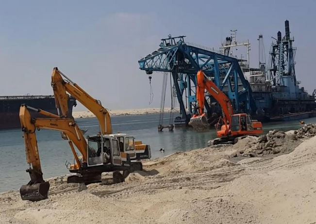 На строительстве нового Suez Canal задействовано много спецтехники