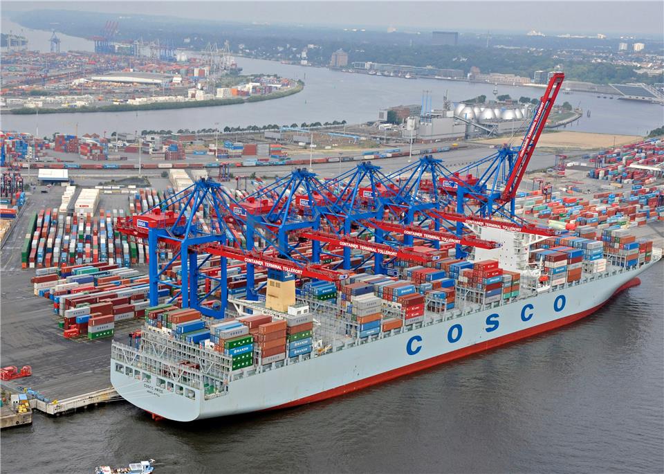 Ультрабольшой контейнеровоз под погрузкой в порту Гамбург