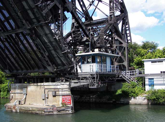 Устаревшие опоры моста Robert Rich Way Bridge