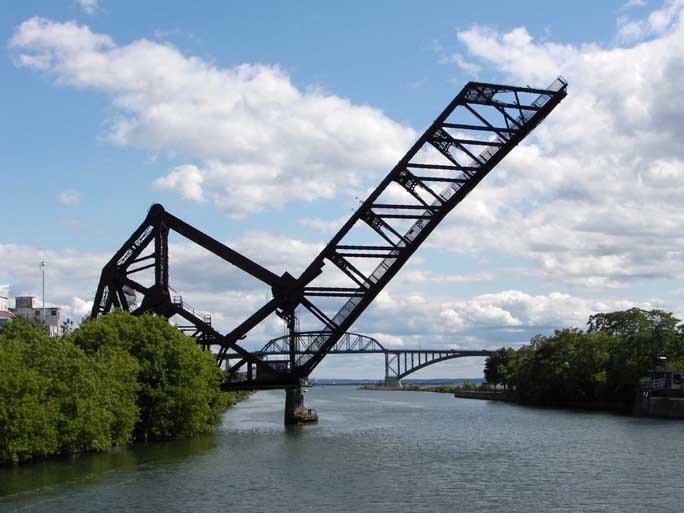Разведенный мост Robert Rich Way Bridge