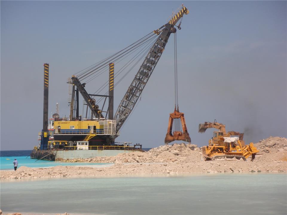 Плавучий экскаватор на строительстве порта King Abdullah