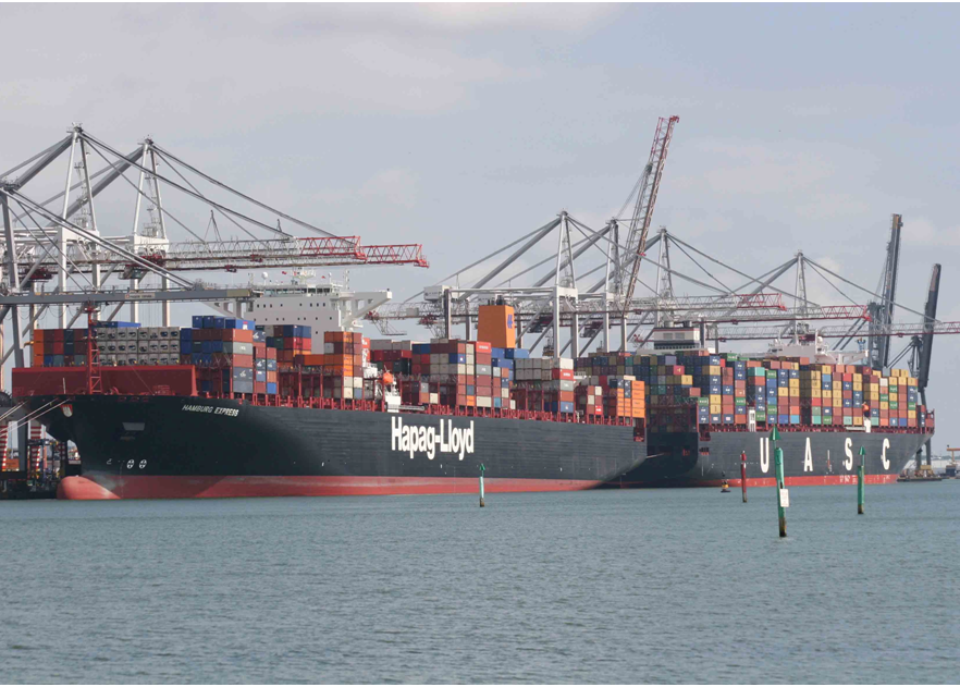 Мощные контейнеровозы под погрузкой в порту Саутгемптон